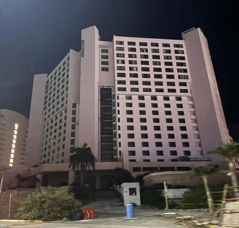 El hotel en ruinas junto a la antigua Marina La BoomEn la famosa zona hotelera de Cancún hotel melody maker 768x732
